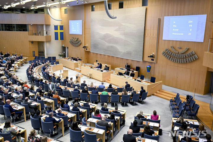 [스톡홀름=AP/뉴시스] 스웨덴에서 만 16세부터 성(性)을 바꿀 수 있는 법안이 의회를 통과했다. 사진은 스웨덴 의회가 18일(현지시각) 법안을 의결하는 장면. 2024.04.18.