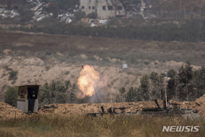 [가자지구=AP/뉴시스] 지난 17일(현지시각) 이스라엘 남부, 가자지구 국경 인근에서 이스라엘 군인들이 가자지구를 향해 박격포를 발사하고 있다. 2024.04.19.