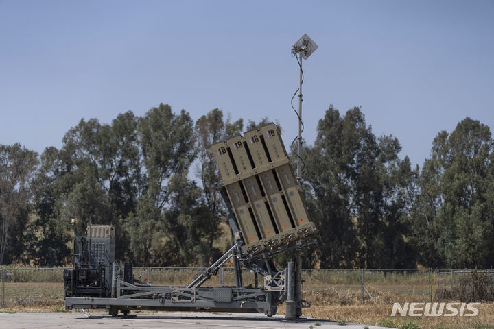 [스데로트=AP/뉴시스]미국 당국자는 18일(현지시각) 이스라엘이 이란 내에서 공습을 단행했다고 CNN에 밝혔다. 사진은 지난 17일 이스라엘 스데로트에서 이스라엘의 아이언돔 미사일 방어 시스템이 작동하고 있는 모습. 2024.04.19.