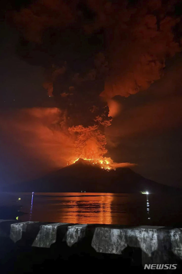 [루앙섬=AP/뉴시스] 17일(현지시각) 인도네시아 북술라웨시주 루앙섬의 루앙 화산이 분화해 뜨거운 용암과 화산재가 분출되고 있다. 인도네시아 당국은 루앙 화산 폭발로 화산재가 1800m까지 치솟고 용암이 흘러내리자, 화산 경보를 최고 수준으로 상향하고 인근 주민 1만1천여 명에게 대피령을 내렸다. 2024.04.18.