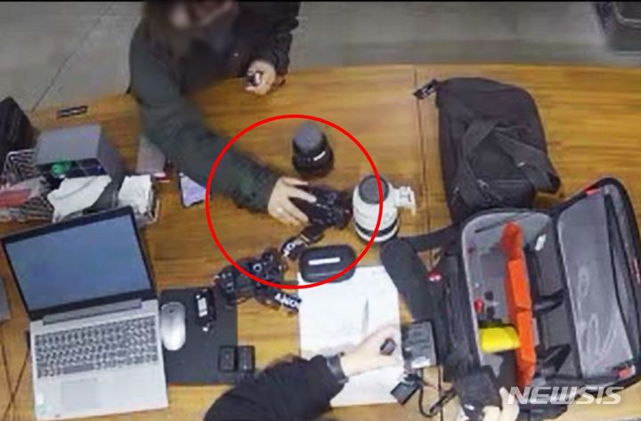 [인천=뉴시스] 일본 국적의 30대 여성이 카메라를 빌리고 있다. 인천경찰청 제공