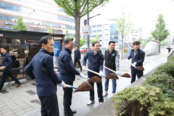 [대전=뉴시스] 대전도시공사는 청렴나무 식목행사를 갖고 청렴한 세상만들기를 다짐했다고 18일 밝혔다. (사진=대전도시공사 제공) 2024.04.18. photo@newsis.com *재판매 및 DB 금지