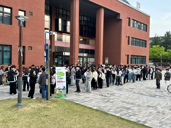 충북대가 주최한 '배터리 충전 도시락 이벤트'에 참가한 학생들. *재판매 및 DB 금지