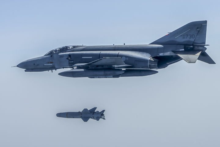 [서울=뉴시스] AGM-142가 F-4E 전투기에서 발사되고 있는 모습. (사진=공군 제공) 2024.04.18. photo@newsis.com *재판매 및 DB 금지