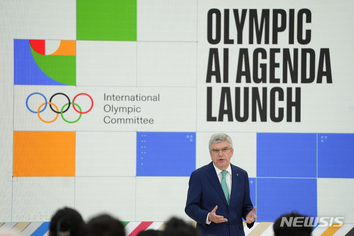 [런던=AP/뉴시스] 지난 4월 19일(현지시간) 영국 런던에서 올림픽 인공지능(AI) 어젠다를 발표하는 토마스 바흐 국제올림픽위원회(IOC) 위원장. 2024.04.19