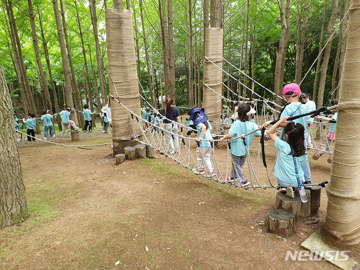 [성남=뉴시스] 지난해 6월 산성공원에서 진행한 유아 숲 체험 (사진=성남시 제공) 2024.04. 19.photo@newsis.com *재판매 및 DB 금지
