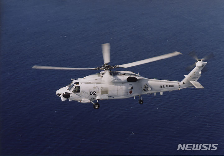 [AP/뉴시스]일본 해상자위대 소속 초계헬기 SH-60K 2대가 야간 훈련 도중 바다로 추락해 1명이 사망하고 7명이 실종된 사고와 관련, 해상자위대의 헬기 사고는 일본 방위력 강화의 불안 요소가 된다고 니혼게이자이신문이 22일 보도했다. 사진은 해상자위대 공식 홈페이지에 게 재된 같은 기종의 헬기. 2024.04.22.
