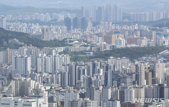 [서울=뉴시스] 정병혁 기자 = 최근 부동산 시장이 혼조세를 보이고 있는 가운데, 서울 주요 지역을 중심으로 집주인들이 호가를 올리고 있다. 한국부동산원의 최신 주택가격동향조사에 따르면 이달 셋째 주(15일) 기준으로 서울 25개구 중 21개구에서 아파트 매매가격지수가 상승했다. 서울 주요 지역을 중심으로 급매물이 줄어들며 집주인들은 호가를 올리는 분위기다. 사진은 21일 서울 남산에서 바라본 아파트의 모습. 2024.04.21. jhope@newsis.com