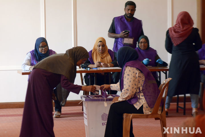 [콜롬보=신화/뉴시스]스리랑카에 거주하는 몰디브인들이 21일(현지시각) 스리랑카 수도 콜롬보에 위치한 몰디브 대사관에서 투표를 하고 있다. 2024.04.22.