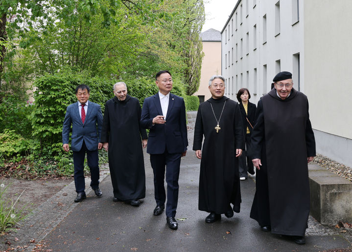 김재욱(가운데) 군수가 독일 수도원 시설을 둘러보고 있다 (사진=칠곡군 제공) *재판매 및 DB 금지