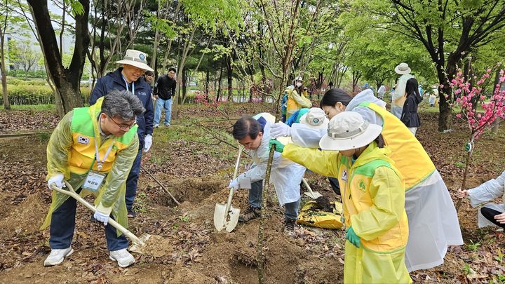남동발전, 인천서 나무 200그루 심어…'도시숲 조성 캠페인'