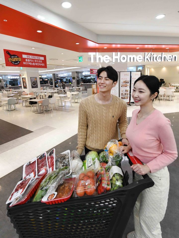 모델이 지난 16일 서울 등촌동 ‘홈플러스 메가푸드마켓’ 강서점 푸드코트 ‘더 홈 키친’에서 쇼핑하는 모습 (사진=홈플러스 제공) *재판매 및 DB 금지