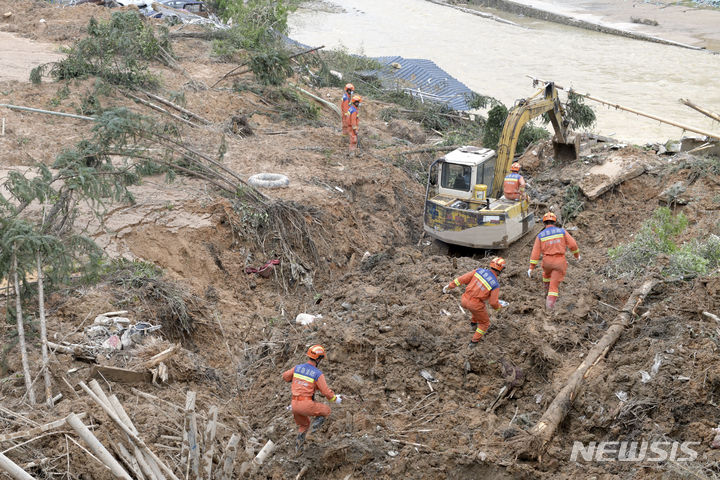 [사오관=AP/뉴시스] 22일(현지시각) 중국 남부 광둥성 사오관의 장지안 마을에서 구급대원들이 폭우 피해 지역에서 작업하고 있다. 현지 당국은 지난 19일부터 광둥성에 쏟아진 폭우로 강이 범람해 지금까지 최소 10명이 숨지고 11만 명이 대피했다고 전했다. 2024.04.23.