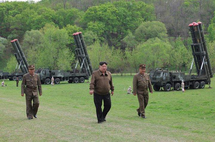 [서울=뉴시스] 김정은 북한 국무위원장이 22일 초대형 방사포병이 참가하는 핵반격 가상종합전술훈련을 처음으로 지도한 모습. (사진=노동신문 캡처) 2024.04.23. *재판매 및 DB 금지