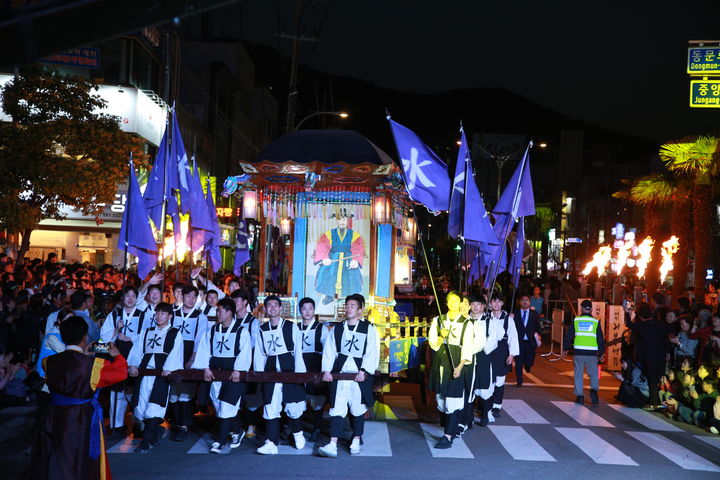 [여수=뉴시스] 여수거북선 축제 '통제영 길놀이' photo@newsis.com *재판매 및 DB 금지