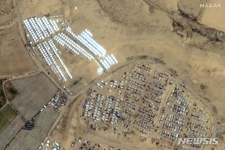[라파=AP/뉴시스] 막사 테크놀로지스가 제공한 위성 사진에 지난달 23일(현지시각) 가자지구 라파 인근에 텐트촌이 형성된 모습. 2024.05.03.