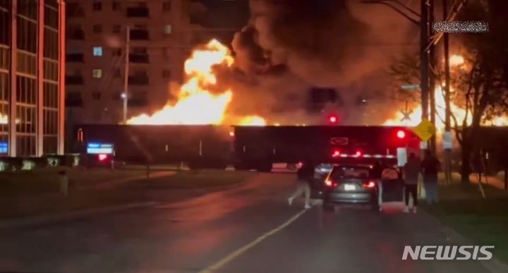 21일(현지시간) 캐나다 온타리오주 런던(London)에서 주행 중 화재가 발생한 열차가 불이 붙은 채로 시내를 달리는 아찔한 사고가 일어났다. 출처 : @SmritiSharma_ *재판매 및 DB 금지