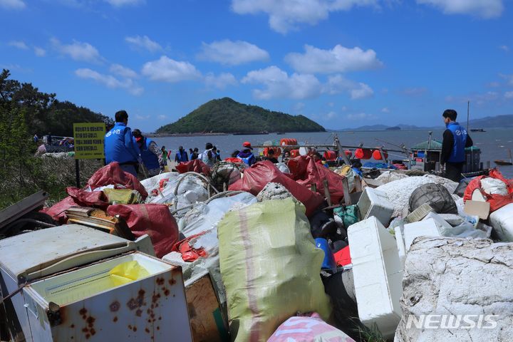 [서울=뉴시스] 수협중앙회는 24일 전남 신안군 압해읍에서 '함께海 플로깅' 행사를 열고 해안가에 쓰레기를 청소하고 있다.