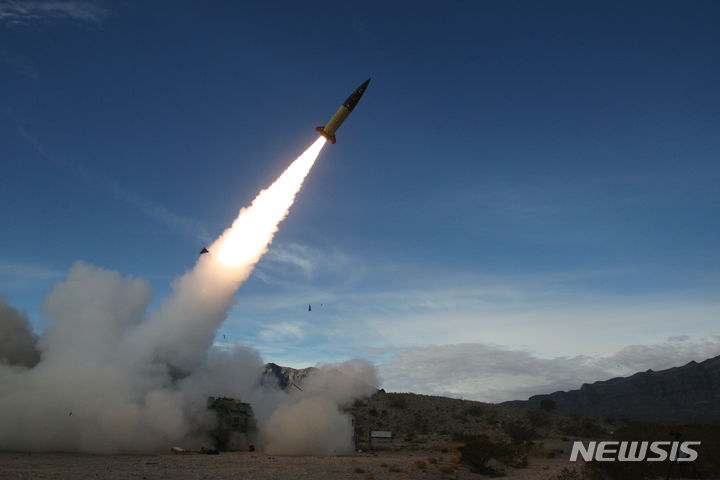 [AP/뉴시스] 미 육군 제공한 사진으로 2021년 미국서 초기 ATACMS의 실포탄 테스트 발사 모습