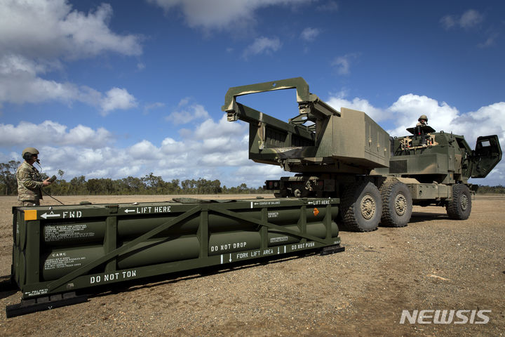[AP/뉴시스] 미 육군 제공 사진으로 호주에서 미군이 육군전술미사일시스템(ATACMS)을 기중기로 고기동포로켓시스템(HIMARS)에 장착할 준비를 하고 있다