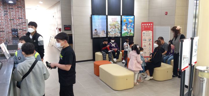 충북 보은군 아이들이 보은영화관을 이용하는 모습. *재판매 및 DB 금지
