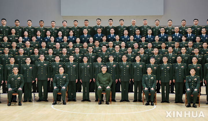 [충칭=신화/뉴시스]시진핑 중국 국가주석이 지난 23일 충칭에서 육군 군의대학을 시찰했다. 사진은 군의대 장교 등과 기념촬영을 한 시 주석. 2024.4.25