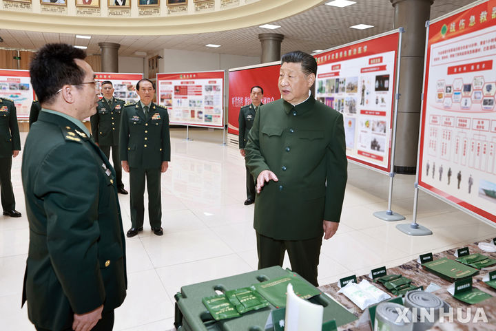 [충칭=신화/뉴시스]시진핑 중국 국가주석이 지난 23일 충칭에서 육군 군의대학을 방문해 전시 의료 관련 장비와 운용 시연 등을 살펴봤다. 2024.4.25