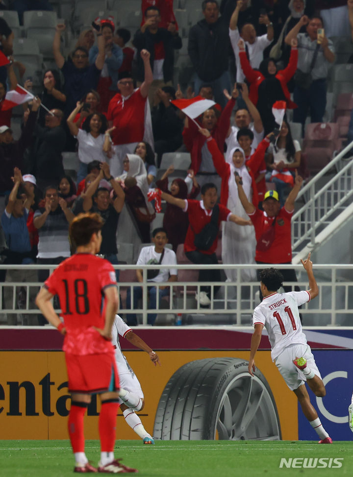[도하(카타르)=뉴시스] 황준선 기자 = 25일(현지시간) 카타르 도하 압둘라 빈 칼리파 스타디움에서 열린 2024 아시아축구연맹(AFC) U-23 아시안컵 8강전 대한민국과 인도네시아의 경기, 선취골을 넣은 인도네시아 라파엘 스트라윅과 선수들이 기뻐하고 있다. 2024.04.25. hwang@newsis.com