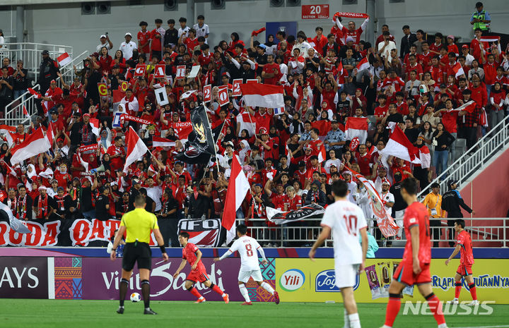 [도하(카타르)=뉴시스] 황준선 기자 = 25일(현지시간) 카타르 도하 압둘라 빈 칼리파 스타디움에서 열린 2024 아시아축구연맹(AFC) U-23 아시안컵 8강전 대한민국과 인도네시아의 경기, 인도네시아 관중들이 응원전을 펼치고 있다. 2024.04.25. hwang@newsis.com
