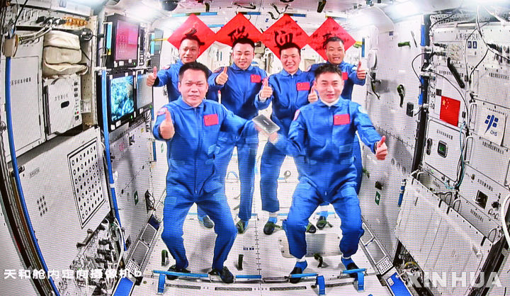 [톈궁우주정거장=신화/뉴시스] 중국 자체 운영 중인 우주정거장 '톈궁(天宮)'에서 26일(중국시간) 유인우주선 '선저우 18호'와 '선저우 17호' 우주인 6명이 단체사진을 찍고 있다. 2024.04.26 