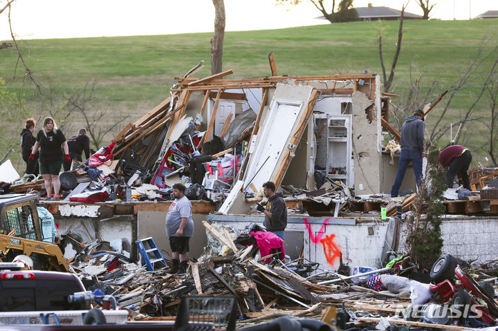[오마하(미 네브래스카주)=AP/뉴시스] 네브래스카주의 토네이도 지역에서 27일 주민들이 전 날의 토네이도로 무너진 주택들의 잔해를 살펴보고 있다. 2024. 04. 28. 