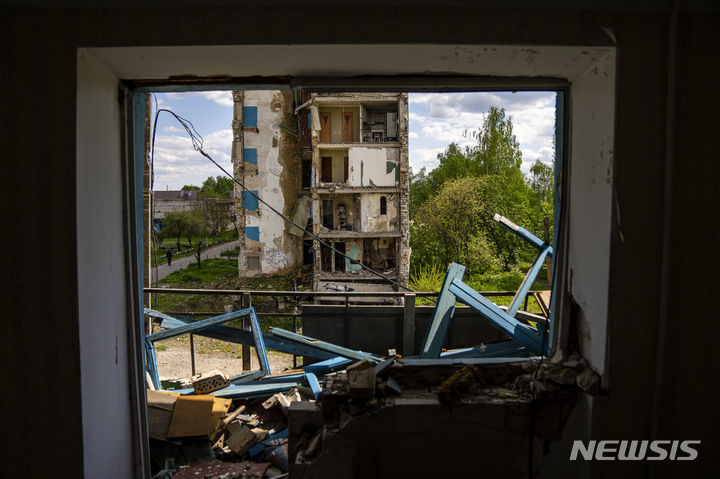 [보르댠카=AP/뉴시스] 27일(현지시각) 우크라이나 수도 키이우 북쪽 보로댠카에서 러시아군의 공격으로 파괴된 건물이 보이고 있다. 2024.04.29.