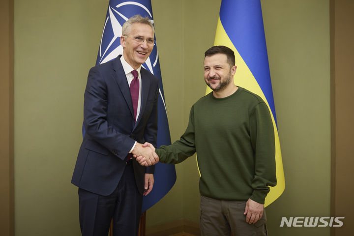 [키이우( 우크라이나)=AP/뉴시스]우크라이나를 깜짝 방문한 옌스 스톨텐베르그 나토 사무총장이 4월29일 키이우에서 젤렌스키 대통령의 영접을 받고 있다. 2024. 04. 30. 
