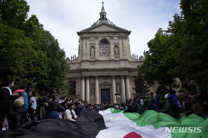 [파리=AP/뉴시스] 29일(현지시각) 프랑스 파리 소르본대학 앞에서 학생들이 팔레스타인 깃발을 펴들고 가자 지구 휴전을 촉구하는 시위를 벌이고 있다. 이날 시위에는 약 100명의 학생들이 참여했다고 AP통신은 전했다. 2024.04.30.