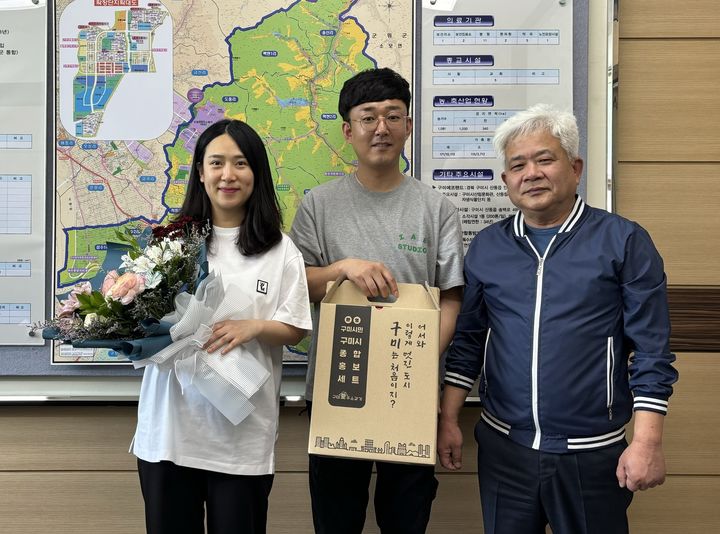 박주영(오른쪽) 읍장이 3만번 째 전입신고를 마친 주민에게 기념품을 전달하고 있다 (사진=구미시 제공) *재판매 및 DB 금지