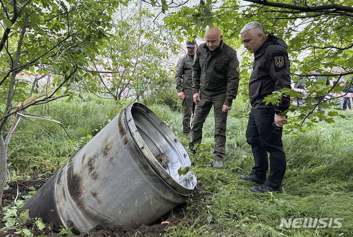 [오데사=AP/뉴시스] 러시아가 우크라이나 남부군사령부 본부를 타격했다고 주장했다. 사진은 우크라이나 오데사 지방청이 제공한 것으로 지난달 29일(현지시각) 오데사 지방청 관계자가 러시아의 미사일 공격 뒤로 미사일 잔해를 조사하는 모습. 2024.05.02.