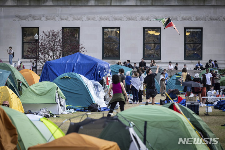 [AP/뉴시스] 16일부터 캠퍼스 야외 남서 잔디광장에 텐트를 치고 철야 친팔레스타인 시위를 벌이고 있는 컬럼비아 대학 시위대의 29일 낮 모습