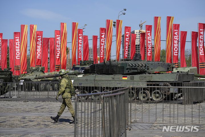 [모스크바=AP/뉴시스] 지난달 30일(현지시각) 러시아 모스크바에서 열린 '우크라이나 노획 군사 장비 전시회'에서 러시아군이 우크라이나군으로부터 노획한 독일제 레오파드 2A6 전차가 전시되고 있다. 2024.05.02.