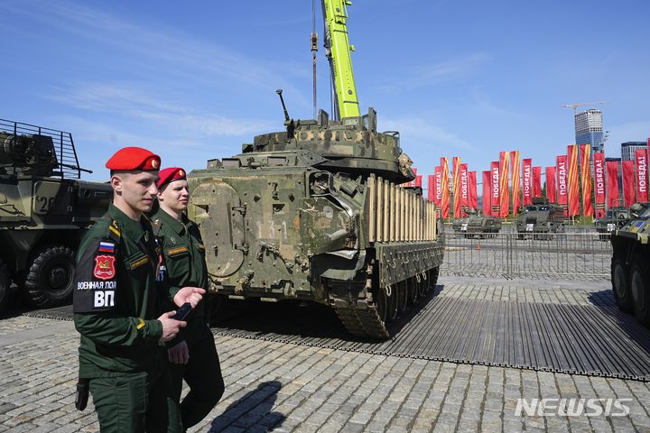 [모스크바=AP/뉴시스] 지난달 30일(현지시각) 러시아 모스크바에서 열린 '우크라이나 노획 군사 장비 전시회'에서 우크라이나군 소속 M2 브래들리 장갑차 앞으로 러시아 군사경찰이 지나가고 있다. 2024.05.02.