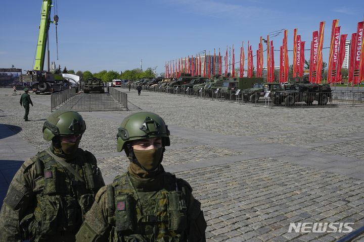 [모스크바=AP/뉴시스] 지난달 30일(현지시각) 러시아 모스크바에서 열린 '우크라이나 노획 군사 장비 전시회'에서 러시아군들이 근무를 서고 있다. 2024.05.02.
