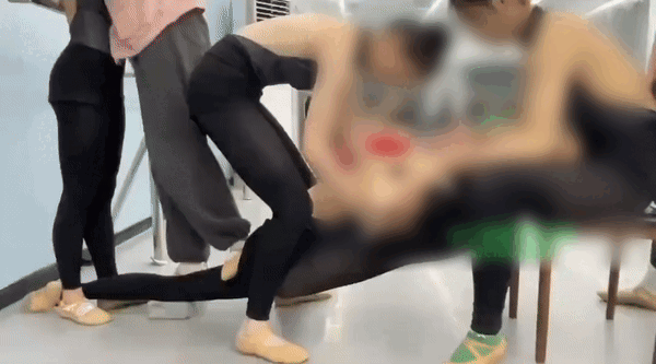 [서울=뉴시스]중국 유명 무용 학원에서 한 여학생이 '다리 찢기'를 하던 중 다리가 부러지는 사고가 발생했다(사진= 웨이보 갈무리) *재판매 및 DB 금지