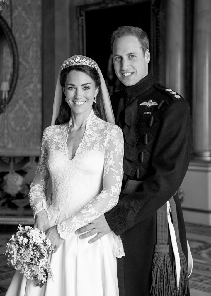 [서울=뉴시스] 영국 영국 윌리엄 왕세자와 케이트 미들턴 왕세자빈 부부가 결혼 13주년을 맞이해 미공개 결혼사진을 X(옛 트위터)를 통해 29일(현지시각) 공개했다. 사진은 왕세자 부부. (사진=X 갈무리) 2024.04.30. *재판매 및 DB 금지