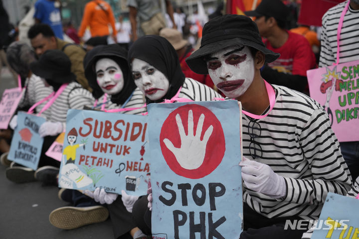 [자카르타=AP/뉴시스] 1일(현지시각) 인도네시아 자카르타에서 열린 노동절 집회에서 시위대가 최저임금 인상을 촉구하고 있다. 2024.05.02.