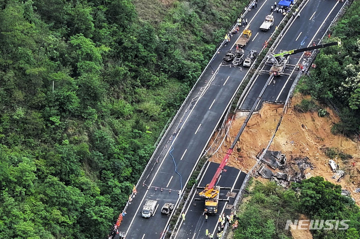 [광저우=AP/뉴시스] 중국 남부 광둥성 광저우에서 1일 새벽 한 고속도로가 붕괴돼 달리던 차량들이 추락해 24명이 사망하고 30명이 부상을 입었다. 붕괴사고 이후 구조대가 현장에서 구조작업을 벌이는 모습. 2024.05.01 
