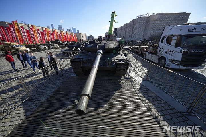 [모스크바=AP/뉴시스] 1일(현지시각) 러시아 모스크바에서 열린 '우크라이나 노획 군사 장비 전시회'에서 러시아군이 우크라이나군으로부터 노획한 독일제 레오파드 2A6 전차가 전시되고 있다. 2024.05.02.