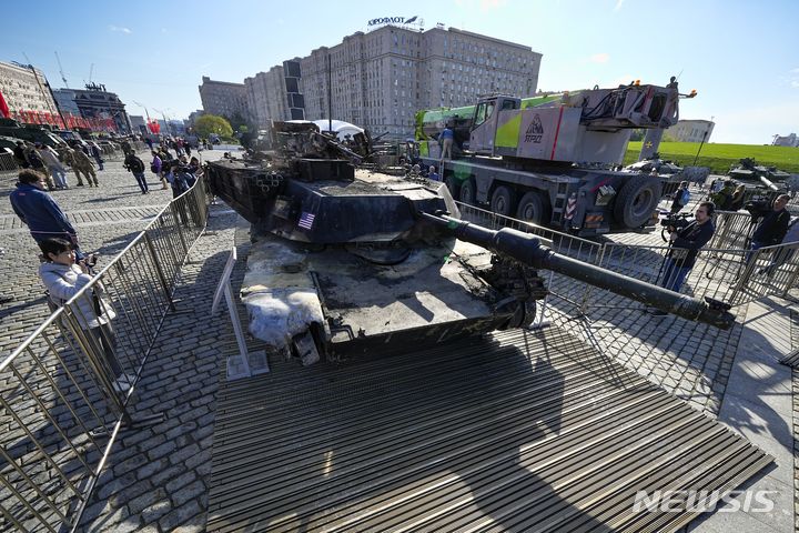 [모스크바=AP/뉴시스] 1일(현지시각) 러시아 모스크바에서 열린 '우크라이나 노획 군사 장비 전시회'에서 러시아군이 우크라이나군으로부터 노획한 미국제 M1A1 에이브럼스 전차가 전시되고 있다. 2024.05.02.