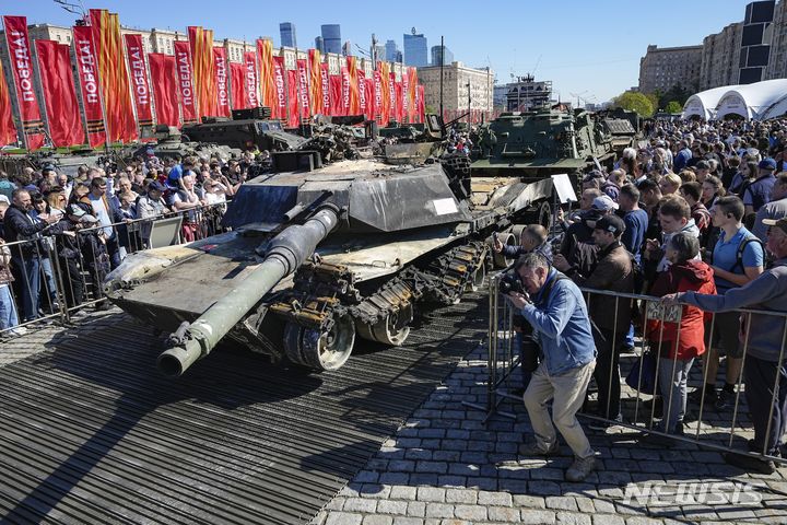 [모스크바=AP/뉴시스] 1일(현지시각) 러시아 모스크바에서 '우크라이나 노획 군사 장비 전시회'가 열려 방문객들이 전투 중 러시아군이 우크라이나군으로부터 노획한 미국제 M1A1 에이브럼스 전차를 구경하고 있다. 2024.05.02.
