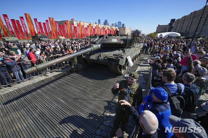 [모스크바=AP/뉴시스] 1일(현지시각) 러시아 모스크바에서 '우크라이나 노획 군사 장비 전시회'가 열려 방문객들이 전투 중 러시아군이 우크라이나군으로부터 노획한 독일제 레오파드 2A6 전차를 구경하고 있다. 2024.05.02.