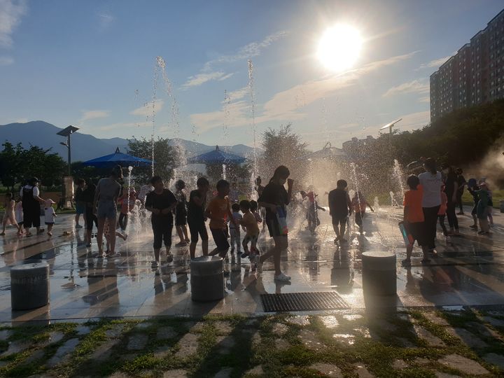 [밀양=뉴시스] 어린이들이 삼문둔치 바닥분수에서 물놀이를 즐기고 있다. (사진=밀양시 제공) 2024.05.02. photo@newsis.com *재판매 및 DB 금지