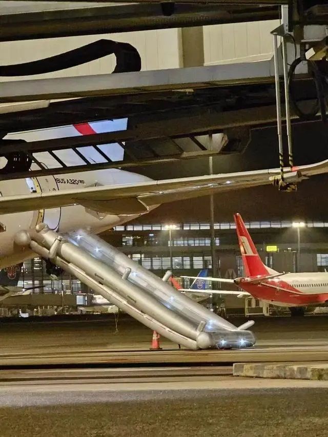 [서울=뉴시스]중국에서 항공기 내의 승무원 간 다툼으로 비상 탈출용 슬라이드가 펼쳐지는 어이없는 일이 벌어졌다. 사진은 지난 28일 상하이 푸둥공항에 착륙한 동방항공 항공기 슬라이드가 펼쳐져 있는 모습. <사진출처: 웨이보> 2024.05.01